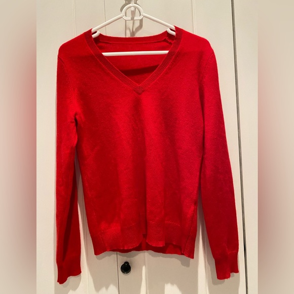 Red v-neck sweater - Picture 1 of 3